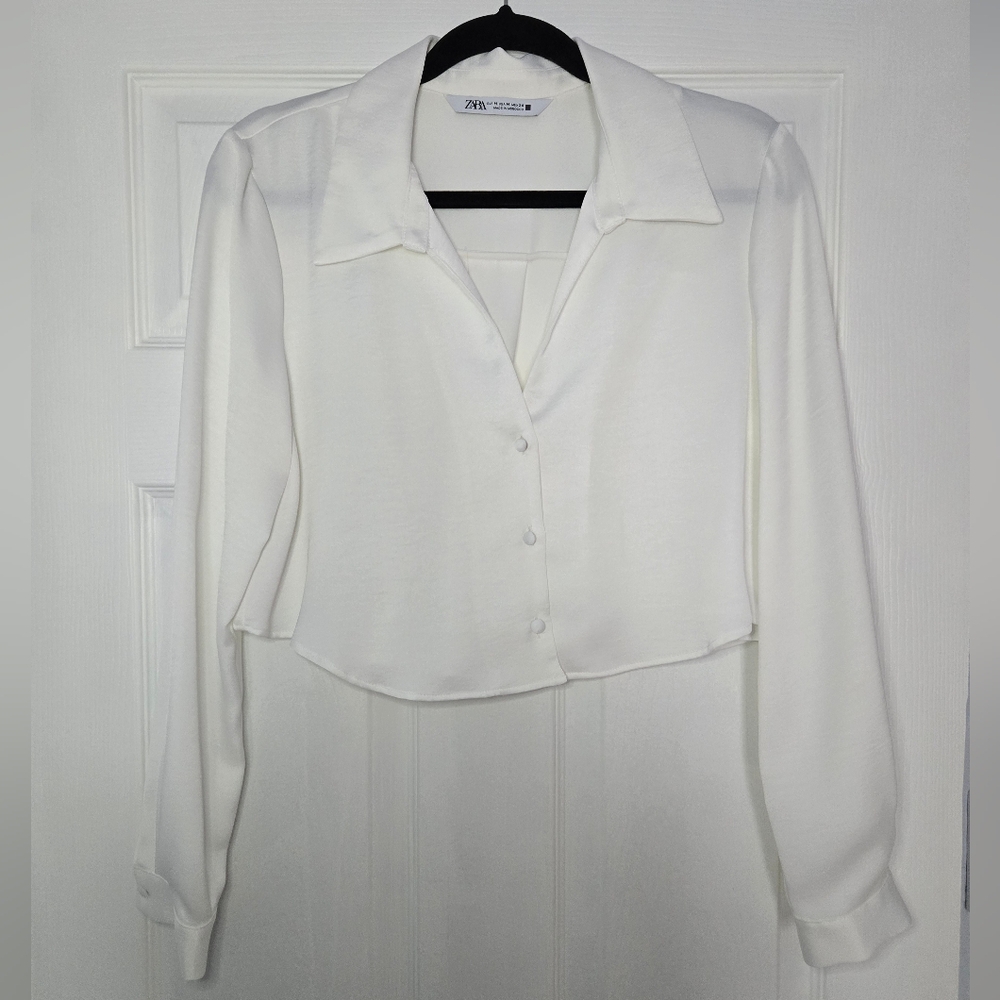 💚 MOVING SALE 💚 Zara cropped satin button up NWOT